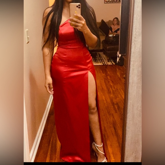 Dresses & Skirts - Beautiful dress with red color